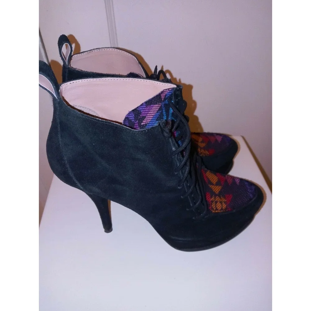 BETSY JOHNSON  Black /Mult Suede  6